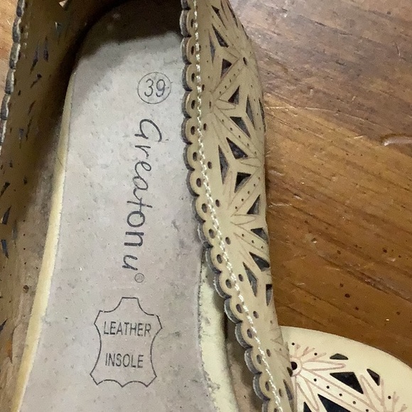 Beige flats. Size 39 or 8.  Leather.  Very little wear. - Picture 4 of 4